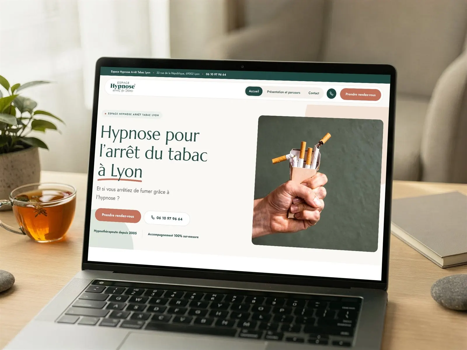 Site internet de l’Espace Hypnose Arrêt Tabac à Lyon, ouvert sur un ordinateur dans un cabinet calme