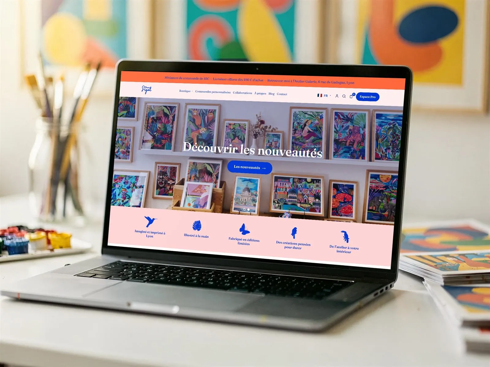 Boutique en ligne d’Orane Sigal, illustratrice à Lyon, sur un ordinateur dans un atelier d’artiste