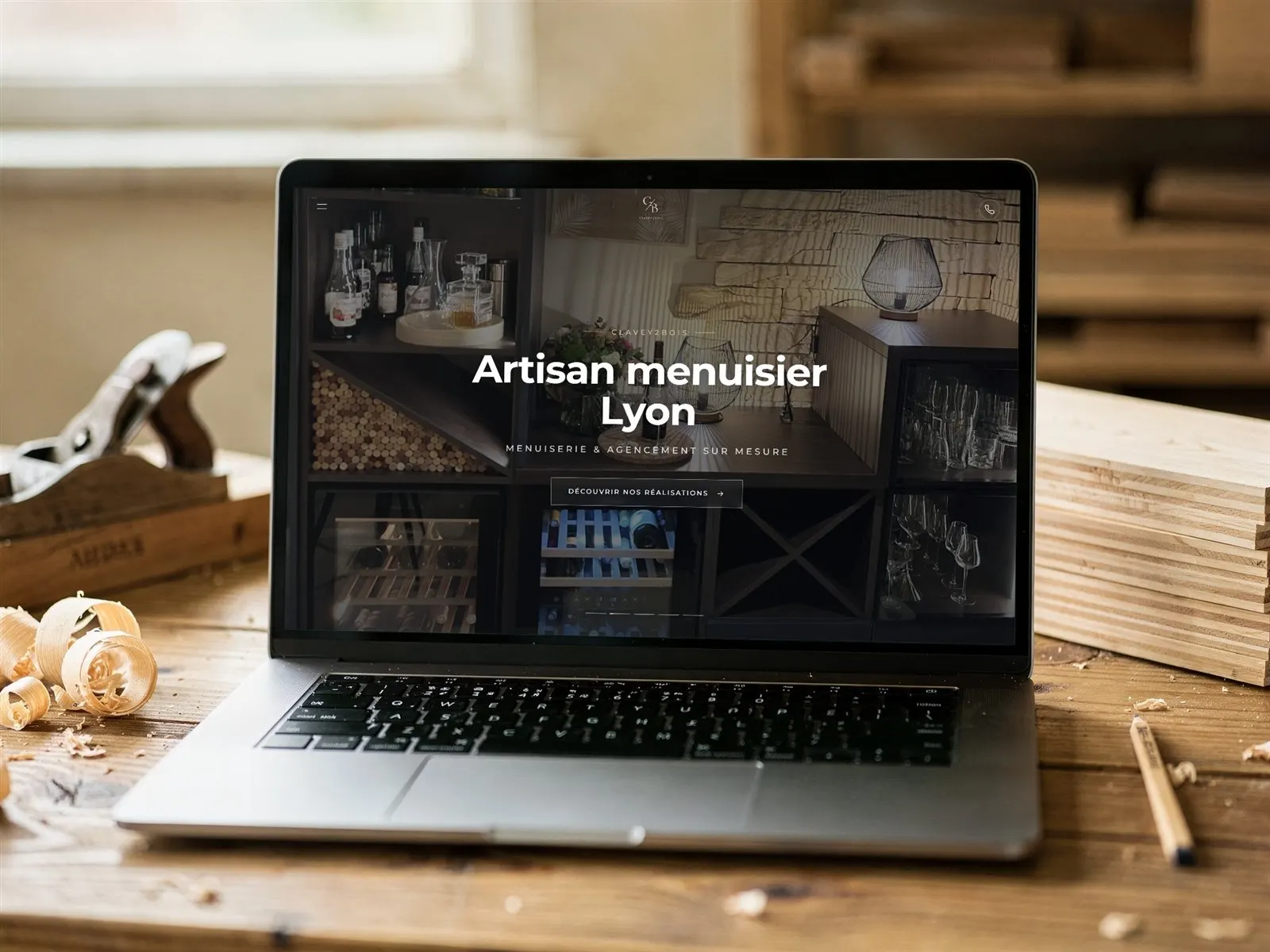Site internet refait par Mathieu Pagnier pour Clavey2Bois, menuisier à Lyon, ouvert sur un ordinateur posé sur un établi