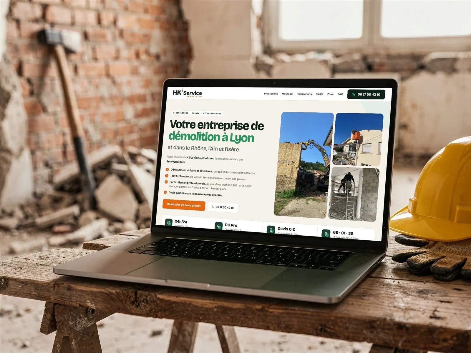 Site internet de HK Service Démolition, entreprise de démolition à Lyon, sur un ordinateur dans un appartement en travaux