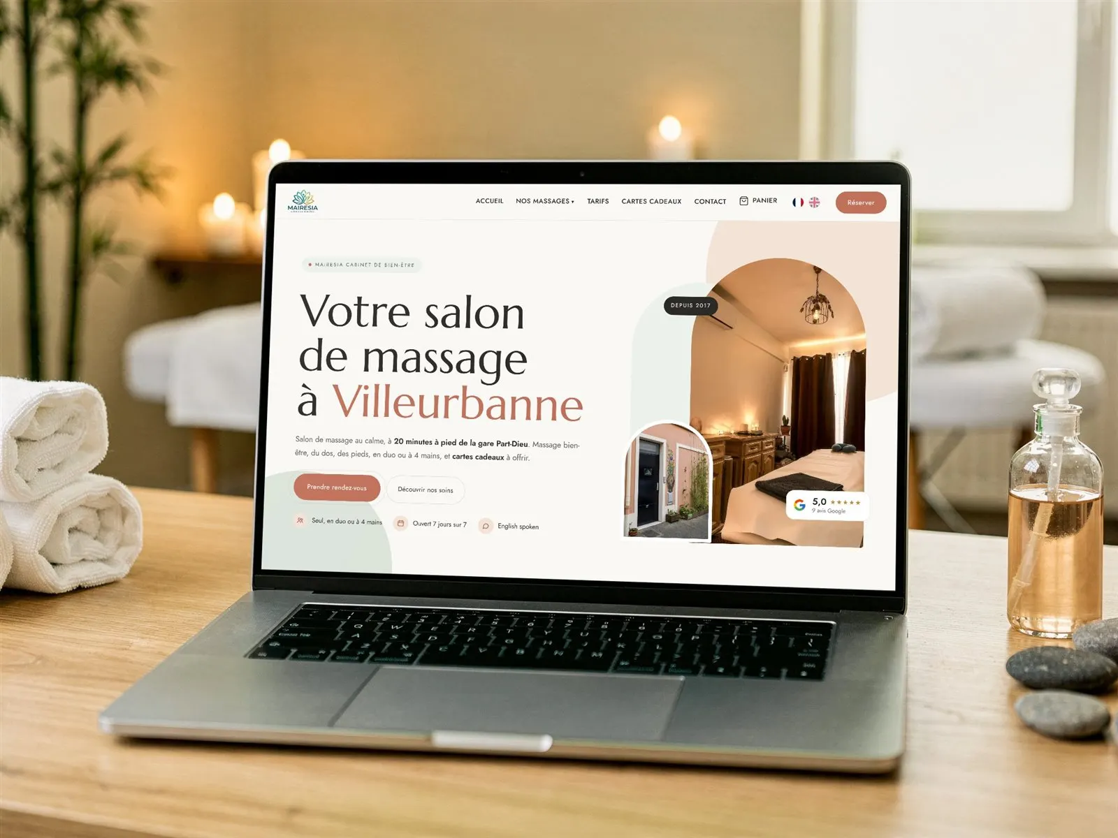Site internet de Mairesia, salon de massage à Villeurbanne, sur un ordinateur entouré de serviettes
