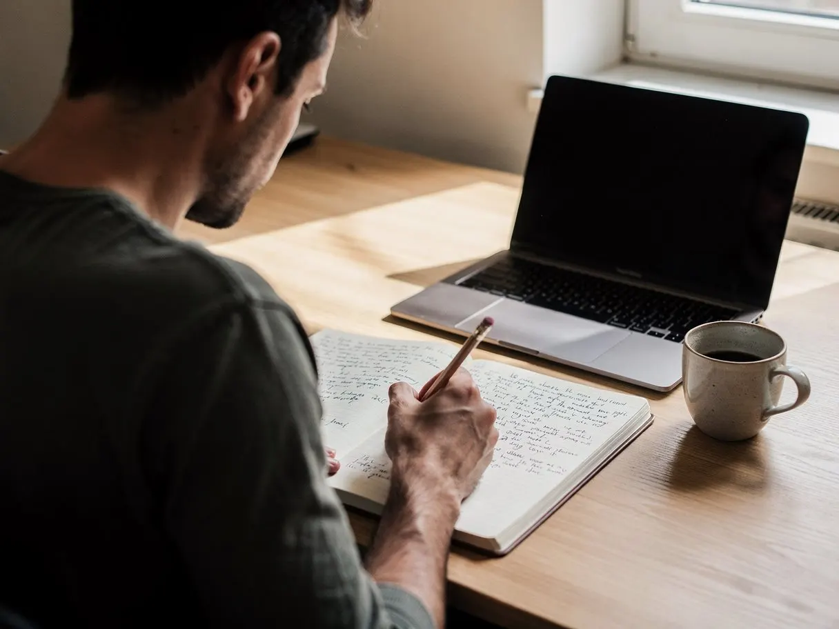 Liste des mots-clés écrite à la main dans un carnet