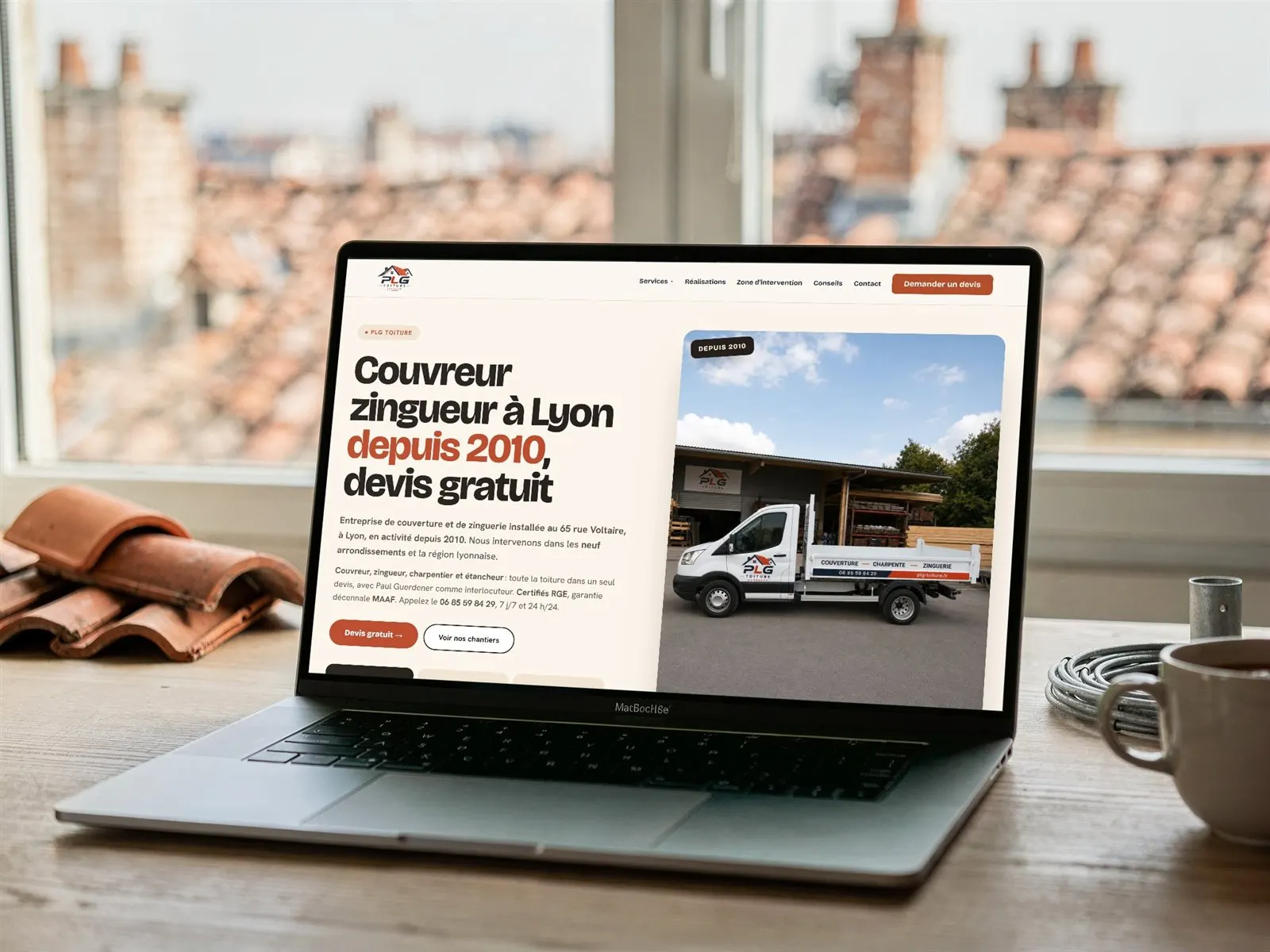 Site internet de PLG Toiture, couvreur à Lyon sur un ordinateur portable, créé par Mathieu Pagnier