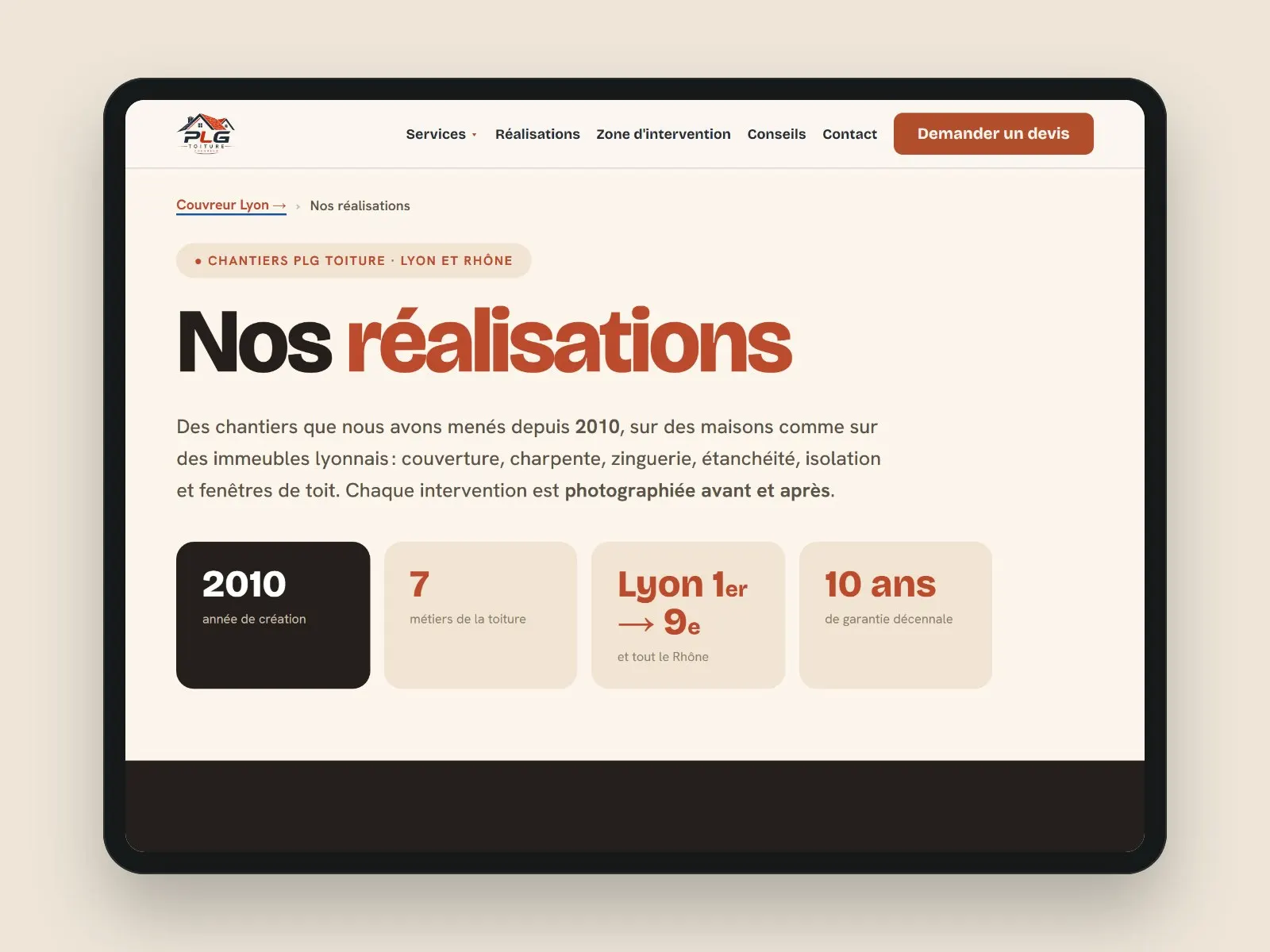 Une page du site de PLG Toiture, couvreur à Lyon, sur une tablette